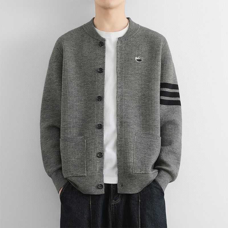 💰230。Adidas阿迪达斯春秋情侣款宽松复古休闲百搭三条杠慵懒针织毛衣开衫休闲外套纽扣门襟开衫。
采用新型针织面料，健康舒适。纽扣门襟开衫翻领设计，开衫设计是功能性很强的一款外套，非常舒适、方便。胸前刺绣小logo，高端定制材质，上身效果非常棒！男女都可以驾驭
颜色：黑  米  灰  咖啡
尺码：M&mdash;3XL