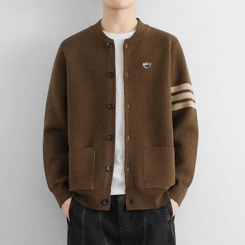 💰230。Adidas阿迪达斯春秋情侣款宽松复古休闲百搭三条杠慵懒针织毛衣开衫休闲外套纽扣门襟开衫。
采用新型针织面料，健康舒适。纽扣门襟开衫翻领设计，开衫设计是功能性很强的一款外套，非常舒适、方便。胸前刺绣小logo，高端定制材质，上身效果非常棒！男女都可以驾驭
颜色：黑  米  灰  咖啡
尺码：M&mdash;3XL