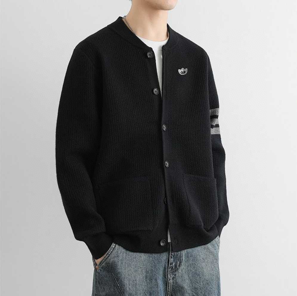 💰230。Adidas阿迪达斯春秋情侣款宽松复古休闲百搭三条杠慵懒针织毛衣开衫休闲外套纽扣门襟开衫。
采用新型针织面料，健康舒适。纽扣门襟开衫翻领设计，开衫设计是功能性很强的一款外套，非常舒适、方便。胸前刺绣小logo，高端定制材质，上身效果非常棒！男女都可以驾驭
颜色：黑  米  灰  咖啡
尺码：M&mdash;3XL