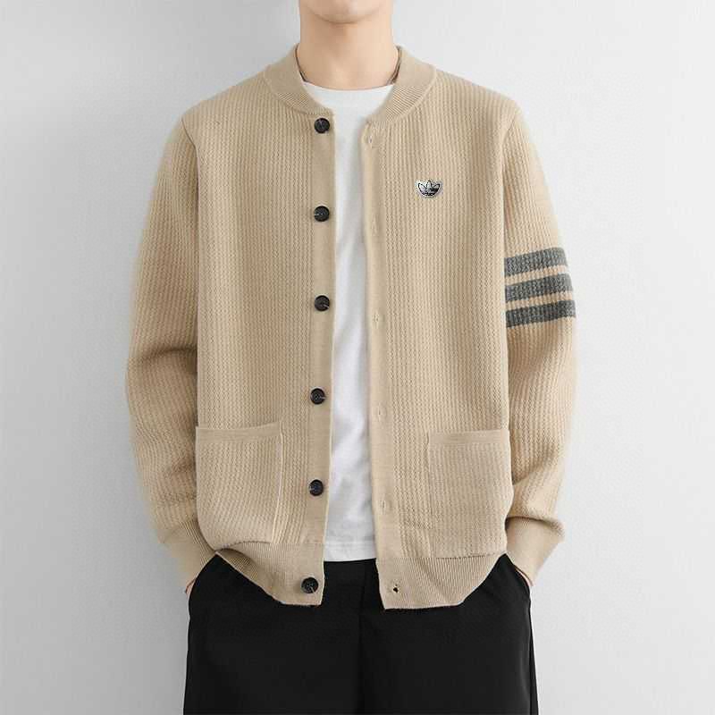 💰230。Adidas阿迪达斯春秋情侣款宽松复古休闲百搭三条杠慵懒针织毛衣开衫休闲外套纽扣门襟开衫。
采用新型针织面料，健康舒适。纽扣门襟开衫翻领设计，开衫设计是功能性很强的一款外套，非常舒适、方便。胸前刺绣小logo，高端定制材质，上身效果非常棒！男女都可以驾驭
颜色：黑  米  灰  咖啡
尺码：M&mdash;3XL