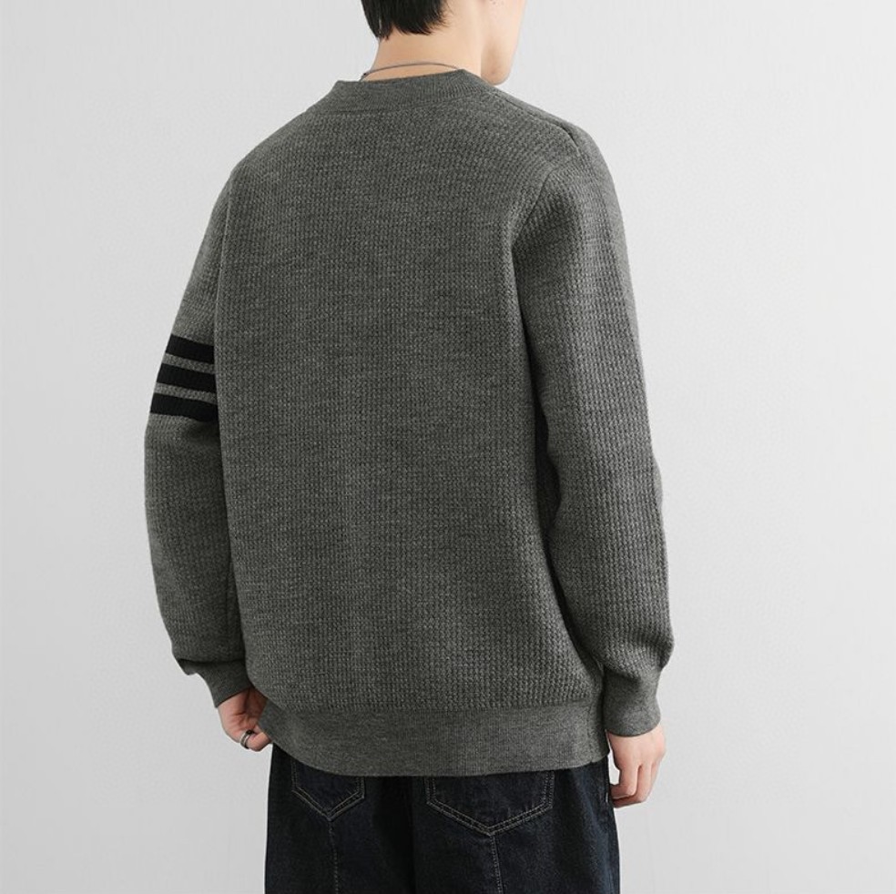 💰230。Adidas阿迪达斯春秋情侣款宽松复古休闲百搭三条杠慵懒针织毛衣开衫休闲外套纽扣门襟开衫。
采用新型针织面料，健康舒适。纽扣门襟开衫翻领设计，开衫设计是功能性很强的一款外套，非常舒适、方便。胸前刺绣小logo，高端定制材质，上身效果非常棒！男女都可以驾驭
颜色：黑  米  灰  咖啡
尺码：M&mdash;3XL