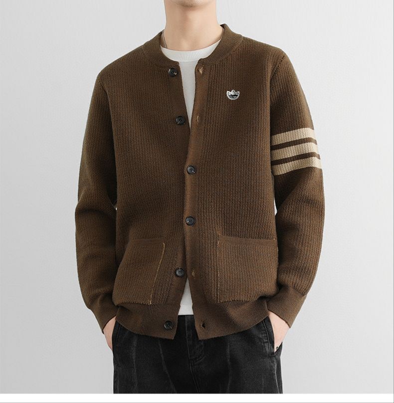 💰230。Adidas阿迪达斯春秋情侣款宽松复古休闲百搭三条杠慵懒针织毛衣开衫休闲外套纽扣门襟开衫。
采用新型针织面料，健康舒适。纽扣门襟开衫翻领设计，开衫设计是功能性很强的一款外套，非常舒适、方便。胸前刺绣小logo，高端定制材质，上身效果非常棒！男女都可以驾驭
颜色：黑  米  灰  咖啡
尺码：M&mdash;3XL