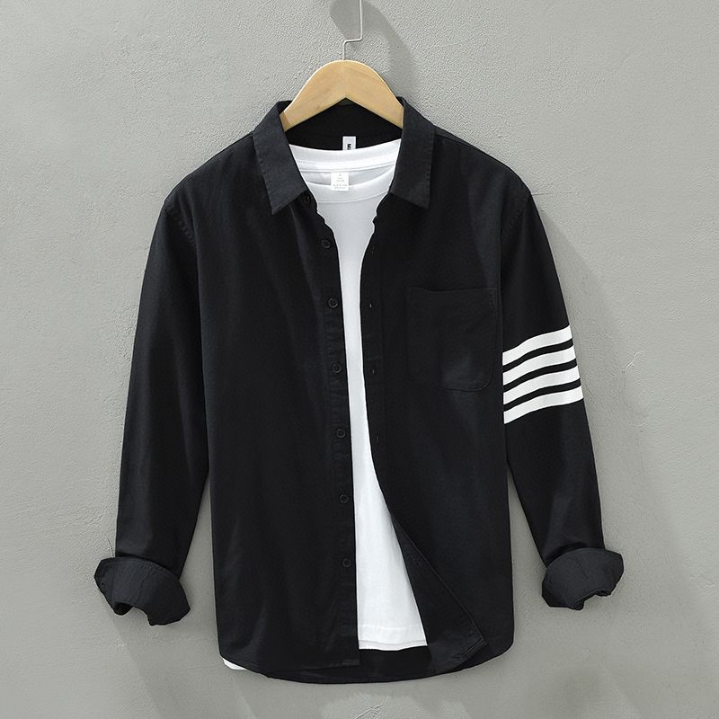 💰200。Thom Browne/汤姆布朗春秋水洗工艺四条杠全棉长袖衬衫。
 tb衬衫中一款经典纯粹4色的衬衫，颜色非常好看 ，可以贴身穿 ，也可以当外套穿 ，一年四季都可搭配 ，面料采用水洗点式纯棉面料 不掉色 不变形 上身非常舒适 采用胶印技术 不会开裂 非常值得入手的一件衬衫 百搭又不失经典 强烈推荐❗️❗️情侣都可轻松搭配
颜色：白   黑   浅蓝   灰
尺码：M-3XL（1码&mdash;5码）