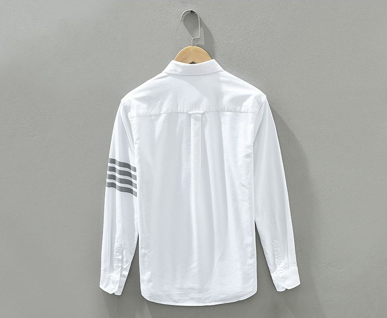 💰200。Thom Browne/汤姆布朗春秋水洗工艺四条杠全棉长袖衬衫。
 tb衬衫中一款经典纯粹4色的衬衫，颜色非常好看 ，可以贴身穿 ，也可以当外套穿 ，一年四季都可搭配 ，面料采用水洗点式纯棉面料 不掉色 不变形 上身非常舒适 采用胶印技术 不会开裂 非常值得入手的一件衬衫 百搭又不失经典 强烈推荐❗️❗️情侣都可轻松搭配
颜色：白   黑   浅蓝   灰
尺码：M-3XL（1码&mdash;5码）