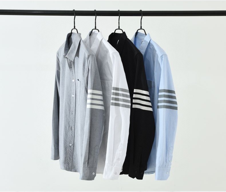 💰200。Thom Browne/汤姆布朗春秋水洗工艺四条杠全棉长袖衬衫。
 tb衬衫中一款经典纯粹4色的衬衫，颜色非常好看 ，可以贴身穿 ，也可以当外套穿 ，一年四季都可搭配 ，面料采用水洗点式纯棉面料 不掉色 不变形 上身非常舒适 采用胶印技术 不会开裂 非常值得入手的一件衬衫 百搭又不失经典 强烈推荐❗️❗️情侣都可轻松搭配
颜色：白   黑   浅蓝   灰
尺码：M-3XL（1码&mdash;5码）