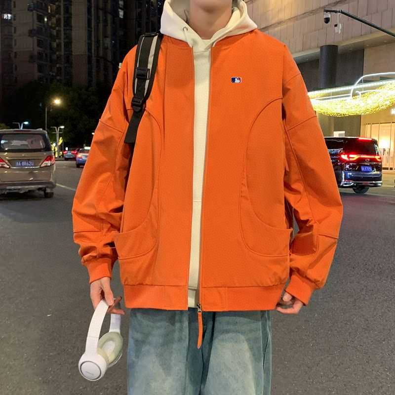 💰220。 MLB/职棒大联盟春秋专柜品质短款棒球领宽松工装夹克外套 。 全面升级，定制梭织工装面料，高品质好货推荐！全身重工多口袋套结工装设计，左胸口皮质logo，简约不简单。上身舒适，有型。精致短款立领设计，非常有个性。外贸大厂做工保障 细节更是巧夺天工 到手见诚意oversize版型！
 颜色：黑  象牙白  橘红  紫
尺码：M&mdash;5XL