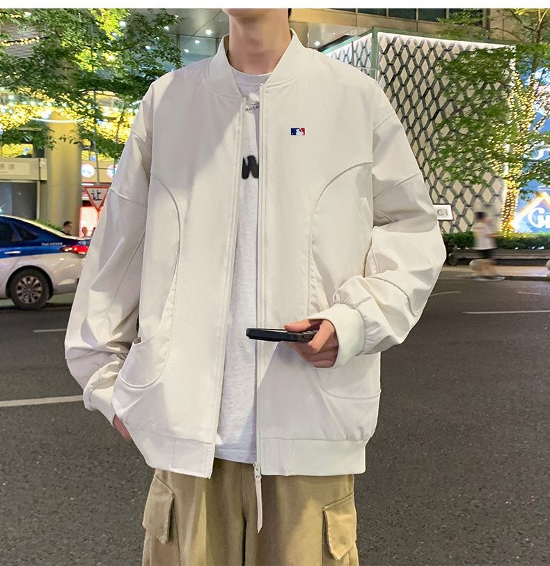 💰220。 MLB/职棒大联盟春秋专柜品质短款棒球领宽松工装夹克外套 。 全面升级，定制梭织工装面料，高品质好货推荐！全身重工多口袋套结工装设计，左胸口皮质logo，简约不简单。上身舒适，有型。精致短款立领设计，非常有个性。外贸大厂做工保障 细节更是巧夺天工 到手见诚意oversize版型！
 颜色：黑  象牙白  橘红  紫
尺码：M&mdash;5XL