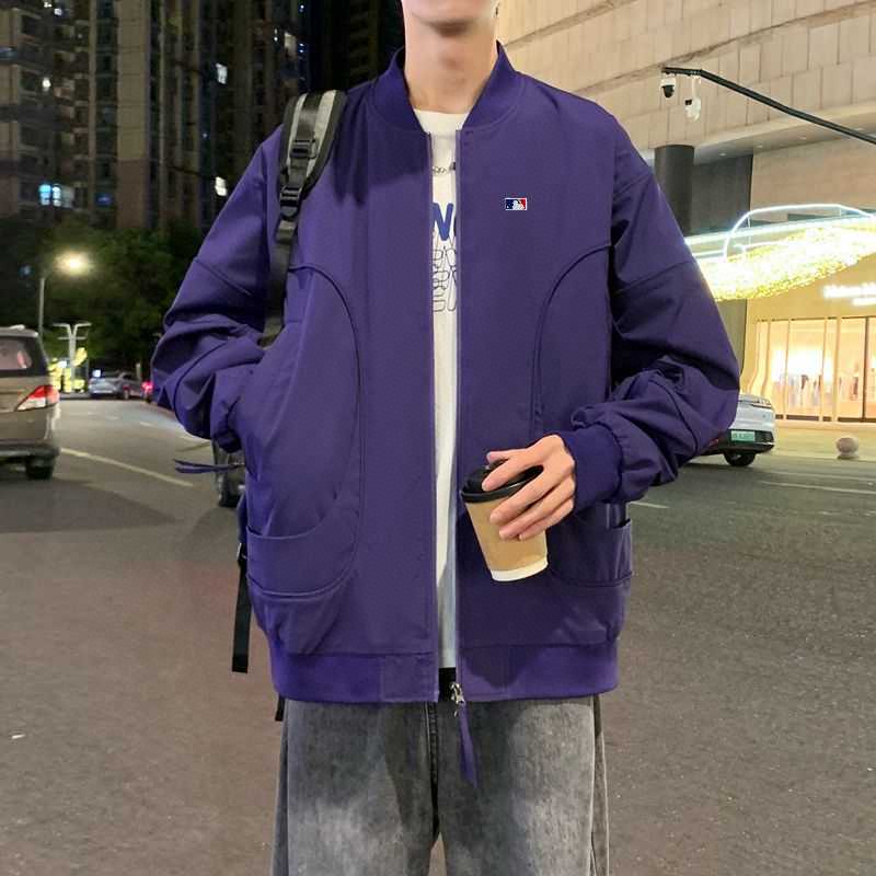 💰220。 MLB/职棒大联盟春秋专柜品质短款棒球领宽松工装夹克外套 。 全面升级，定制梭织工装面料，高品质好货推荐！全身重工多口袋套结工装设计，左胸口皮质logo，简约不简单。上身舒适，有型。精致短款立领设计，非常有个性。外贸大厂做工保障 细节更是巧夺天工 到手见诚意oversize版型！
 颜色：黑  象牙白  橘红  紫
尺码：M&mdash;5XL