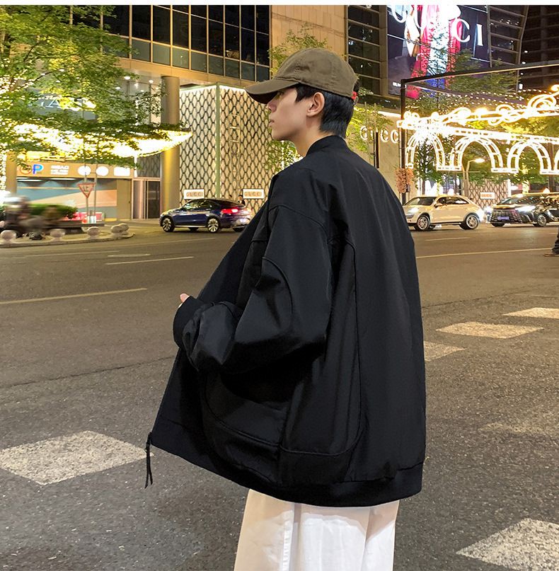 💰220。 MLB/职棒大联盟春秋专柜品质短款棒球领宽松工装夹克外套 。 全面升级，定制梭织工装面料，高品质好货推荐！全身重工多口袋套结工装设计，左胸口皮质logo，简约不简单。上身舒适，有型。精致短款立领设计，非常有个性。外贸大厂做工保障 细节更是巧夺天工 到手见诚意oversize版型！
 颜色：黑  象牙白  橘红  紫
尺码：M&mdash;5XL