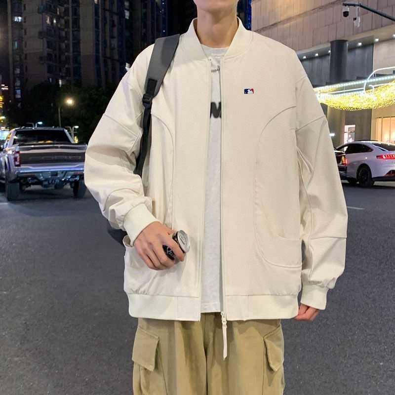 💰220。 MLB/职棒大联盟春秋专柜品质短款棒球领宽松工装夹克外套 。 全面升级，定制梭织工装面料，高品质好货推荐！全身重工多口袋套结工装设计，左胸口皮质logo，简约不简单。上身舒适，有型。精致短款立领设计，非常有个性。外贸大厂做工保障 细节更是巧夺天工 到手见诚意oversize版型！
 颜色：黑  象牙白  橘红  紫
尺码：M&mdash;5XL