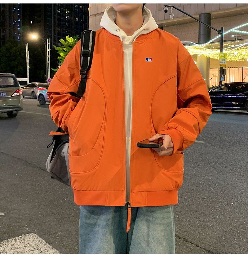 💰220。 MLB/职棒大联盟春秋专柜品质短款棒球领宽松工装夹克外套 。 全面升级，定制梭织工装面料，高品质好货推荐！全身重工多口袋套结工装设计，左胸口皮质logo，简约不简单。上身舒适，有型。精致短款立领设计，非常有个性。外贸大厂做工保障 细节更是巧夺天工 到手见诚意oversize版型！
 颜色：黑  象牙白  橘红  紫
尺码：M&mdash;5XL