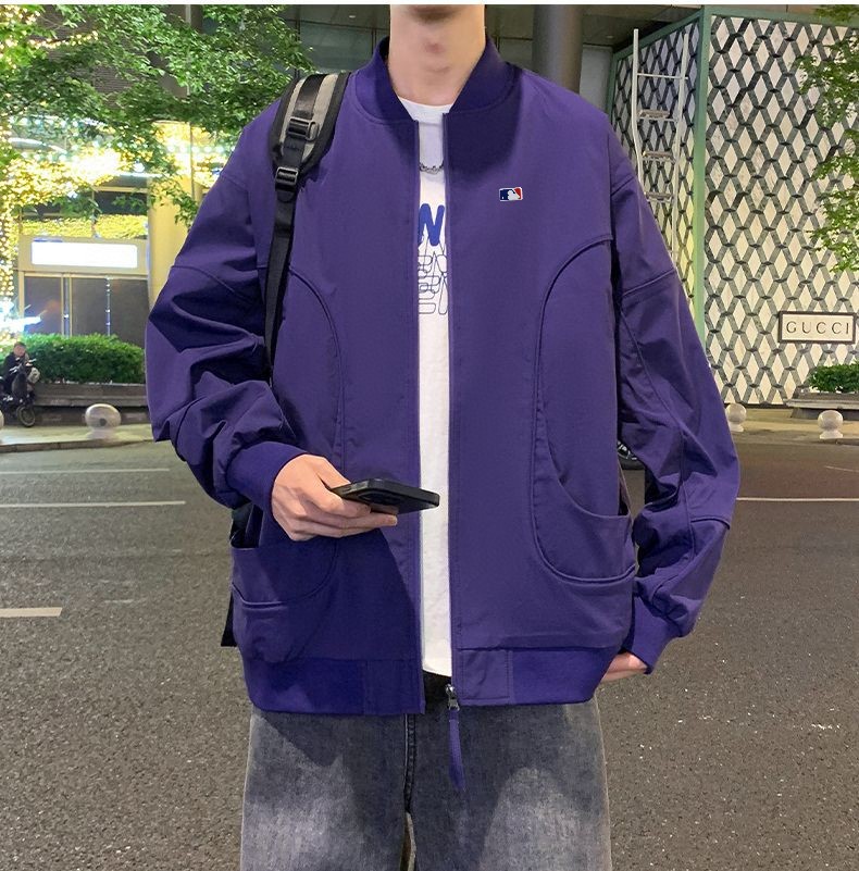 💰220。 MLB/职棒大联盟春秋专柜品质短款棒球领宽松工装夹克外套 。 全面升级，定制梭织工装面料，高品质好货推荐！全身重工多口袋套结工装设计，左胸口皮质logo，简约不简单。上身舒适，有型。精致短款立领设计，非常有个性。外贸大厂做工保障 细节更是巧夺天工 到手见诚意oversize版型！
 颜色：黑  象牙白  橘红  紫
尺码：M&mdash;5XL