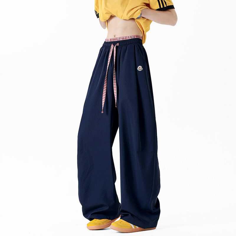 🛒购物价： 💰135。
MONCLER/蒙口夏季速干凉感冰丝拼接透气休闲弯刀裤情侣款美式斜切直筒
户外休闲裤。
夏季新款情侣款速干冰丝休闲运动裤，做工干净简洁，3D立体剪裁，梭织混织速干面料，透气且冰感，上身舒服的很。超薄 网孔 超弹 速干休闲运动裤 弹力吸汉让你在健身跑步生活中灵活自如 难得的好货 婴儿般的顺滑手感 排气功能非常强 超级凉快 极度降温透气设计 上身超级好看 也可情侣穿搭都无压力 超值入手~~
颜色:黑   白灰  藏青   天蓝   粉紫
尺码：S—3XL