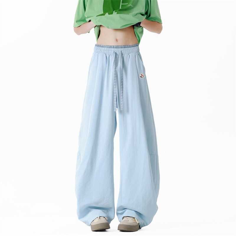 🛒购物价： 💰135。
MONCLER/蒙口夏季速干凉感冰丝拼接透气休闲弯刀裤情侣款美式斜切直筒
户外休闲裤。
夏季新款情侣款速干冰丝休闲运动裤，做工干净简洁，3D立体剪裁，梭织混织速干面料，透气且冰感，上身舒服的很。超薄 网孔 超弹 速干休闲运动裤 弹力吸汉让你在健身跑步生活中灵活自如 难得的好货 婴儿般的顺滑手感 排气功能非常强 超级凉快 极度降温透气设计 上身超级好看 也可情侣穿搭都无压力 超值入手~~
颜色:黑   白灰  藏青   天蓝   粉紫
尺码：S—3XL