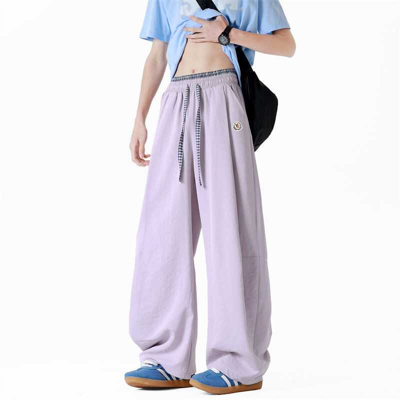 🛒购物价： 💰135。
MONCLER/蒙口夏季速干凉感冰丝拼接透气休闲弯刀裤情侣款美式斜切直筒
户外休闲裤。
夏季新款情侣款速干冰丝休闲运动裤，做工干净简洁，3D立体剪裁，梭织混织速干面料，透气且冰感，上身舒服的很。超薄 网孔 超弹 速干休闲运动裤 弹力吸汉让你在健身跑步生活中灵活自如 难得的好货 婴儿般的顺滑手感 排气功能非常强 超级凉快 极度降温透气设计 上身超级好看 也可情侣穿搭都无压力 超值入手~~
颜色:黑   白灰  藏青   天蓝   粉紫
尺码：S—3XL