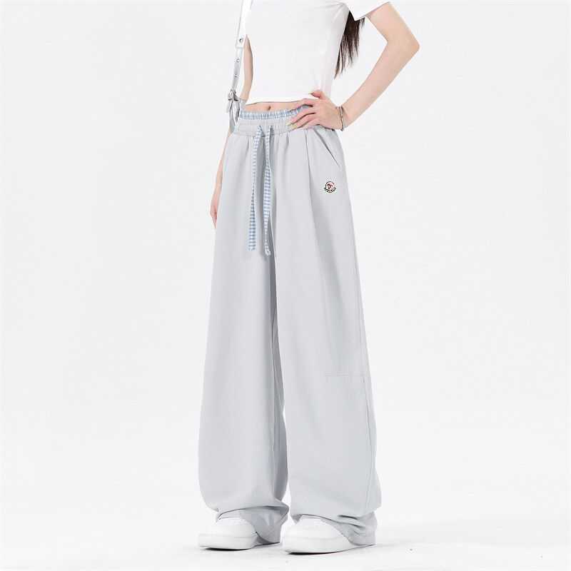 🛒购物价： 💰135。
MONCLER/蒙口夏季速干凉感冰丝拼接透气休闲弯刀裤情侣款美式斜切直筒
户外休闲裤。
夏季新款情侣款速干冰丝休闲运动裤，做工干净简洁，3D立体剪裁，梭织混织速干面料，透气且冰感，上身舒服的很。超薄 网孔 超弹 速干休闲运动裤 弹力吸汉让你在健身跑步生活中灵活自如 难得的好货 婴儿般的顺滑手感 排气功能非常强 超级凉快 极度降温透气设计 上身超级好看 也可情侣穿搭都无压力 超值入手~~
颜色:黑   白灰  藏青   天蓝   粉紫
尺码：S—3XL
