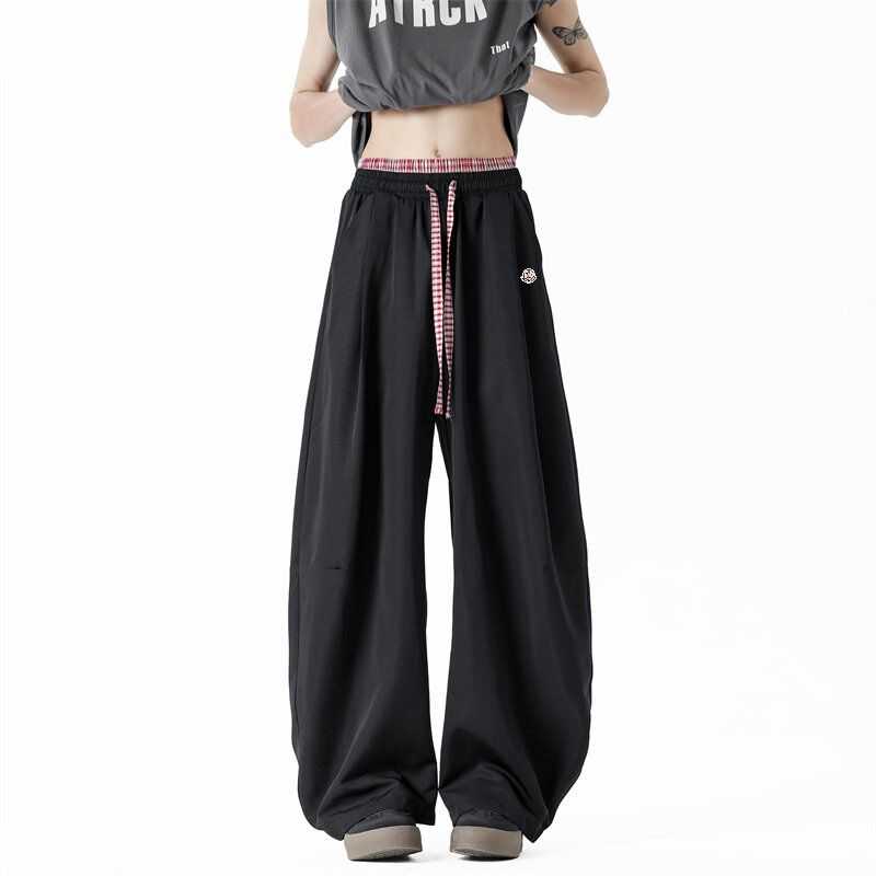 🛒购物价： 💰135。
MONCLER/蒙口夏季速干凉感冰丝拼接透气休闲弯刀裤情侣款美式斜切直筒
户外休闲裤。
夏季新款情侣款速干冰丝休闲运动裤，做工干净简洁，3D立体剪裁，梭织混织速干面料，透气且冰感，上身舒服的很。超薄 网孔 超弹 速干休闲运动裤 弹力吸汉让你在健身跑步生活中灵活自如 难得的好货 婴儿般的顺滑手感 排气功能非常强 超级凉快 极度降温透气设计 上身超级好看 也可情侣穿搭都无压力 超值入手~~
颜色:黑   白灰  藏青   天蓝   粉紫
尺码：S—3XL