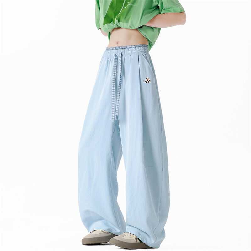 🛒购物价： 💰135。
MONCLER/蒙口夏季速干凉感冰丝拼接透气休闲弯刀裤情侣款美式斜切直筒
户外休闲裤。
夏季新款情侣款速干冰丝休闲运动裤，做工干净简洁，3D立体剪裁，梭织混织速干面料，透气且冰感，上身舒服的很。超薄 网孔 超弹 速干休闲运动裤 弹力吸汉让你在健身跑步生活中灵活自如 难得的好货 婴儿般的顺滑手感 排气功能非常强 超级凉快 极度降温透气设计 上身超级好看 也可情侣穿搭都无压力 超值入手~~
颜色:黑   白灰  藏青   天蓝   粉紫
尺码：S—3XL
