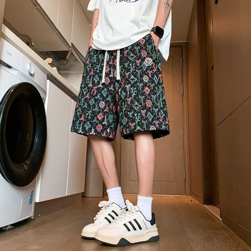 🛒购物价： 💰120。
 MONCLER/蒙口夏季直筒冰感潮牌国风数码印花运动休闲短裤沙滩裤。 定制新型混纺满印冰感面料 ，柔软亲肤 ，不起球， 有弹性。个性百搭 ，立体裁剪版型合身，不挑身材舒适着装。 刺绣Logo，简单大气，上身穿搭帅气好看，高街风十足 ！ 常规版型，立体裁剪拼接 超级显腿长 适合各种身材，夏季穿搭首选必备神裤，男女情侣款都能轻松驾驭！
颜色：黑   黄   杏
尺码：M—5XL
