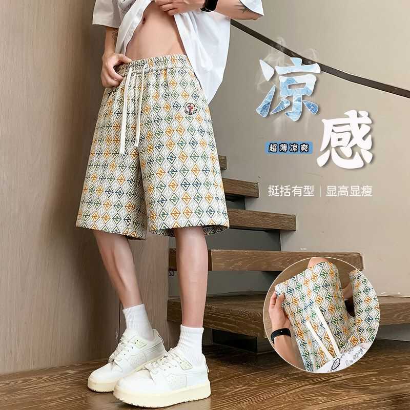 🛒购物价： 💰120。
 MONCLER/蒙口夏季直筒冰感潮牌国风数码印花运动休闲短裤沙滩裤。 定制新型混纺满印冰感面料 ，柔软亲肤 ，不起球， 有弹性。个性百搭 ，立体裁剪版型合身，不挑身材舒适着装。 刺绣Logo，简单大气，上身穿搭帅气好看，高街风十足 ！ 常规版型，立体裁剪拼接 超级显腿长 适合各种身材，夏季穿搭首选必备神裤，男女情侣款都能轻松驾驭！
颜色：黑   黄   杏
尺码：M—5XL
