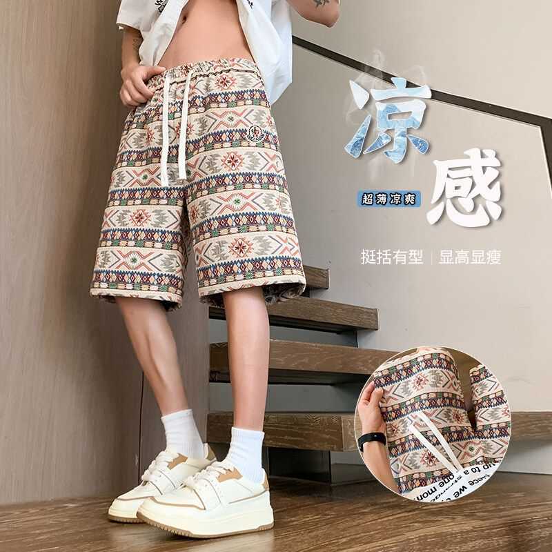 🛒购物价： 💰120。
 MONCLER/蒙口夏季直筒冰感潮牌国风数码印花运动休闲短裤沙滩裤。 定制新型混纺满印冰感面料 ，柔软亲肤 ，不起球， 有弹性。个性百搭 ，立体裁剪版型合身，不挑身材舒适着装。 刺绣Logo，简单大气，上身穿搭帅气好看，高街风十足 ！ 常规版型，立体裁剪拼接 超级显腿长 适合各种身材，夏季穿搭首选必备神裤，男女情侣款都能轻松驾驭！
颜色：黑   黄   杏
尺码：M—5XL
