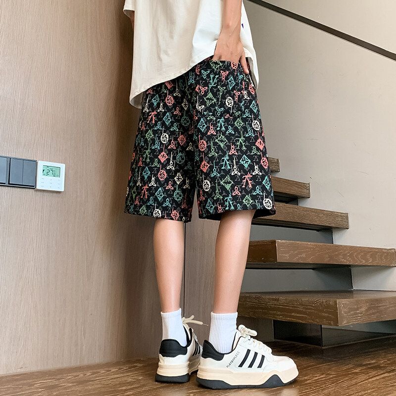 🛒购物价： 💰120。
 MONCLER/蒙口夏季直筒冰感潮牌国风数码印花运动休闲短裤沙滩裤。 定制新型混纺满印冰感面料 ，柔软亲肤 ，不起球， 有弹性。个性百搭 ，立体裁剪版型合身，不挑身材舒适着装。 刺绣Logo，简单大气，上身穿搭帅气好看，高街风十足 ！ 常规版型，立体裁剪拼接 超级显腿长 适合各种身材，夏季穿搭首选必备神裤，男女情侣款都能轻松驾驭！
颜色：黑   黄   杏
尺码：M—5XL
