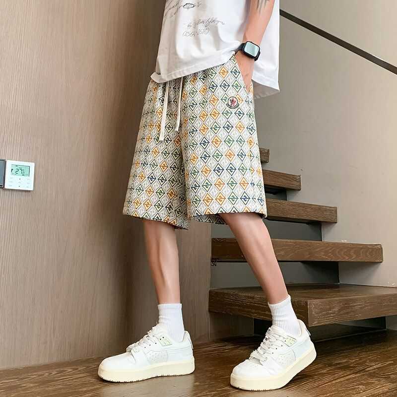 🛒购物价： 💰120。
 MONCLER/蒙口夏季直筒冰感潮牌国风数码印花运动休闲短裤沙滩裤。 定制新型混纺满印冰感面料 ，柔软亲肤 ，不起球， 有弹性。个性百搭 ，立体裁剪版型合身，不挑身材舒适着装。 刺绣Logo，简单大气，上身穿搭帅气好看，高街风十足 ！ 常规版型，立体裁剪拼接 超级显腿长 适合各种身材，夏季穿搭首选必备神裤，男女情侣款都能轻松驾驭！
颜色：黑   黄   杏
尺码：M—5XL

