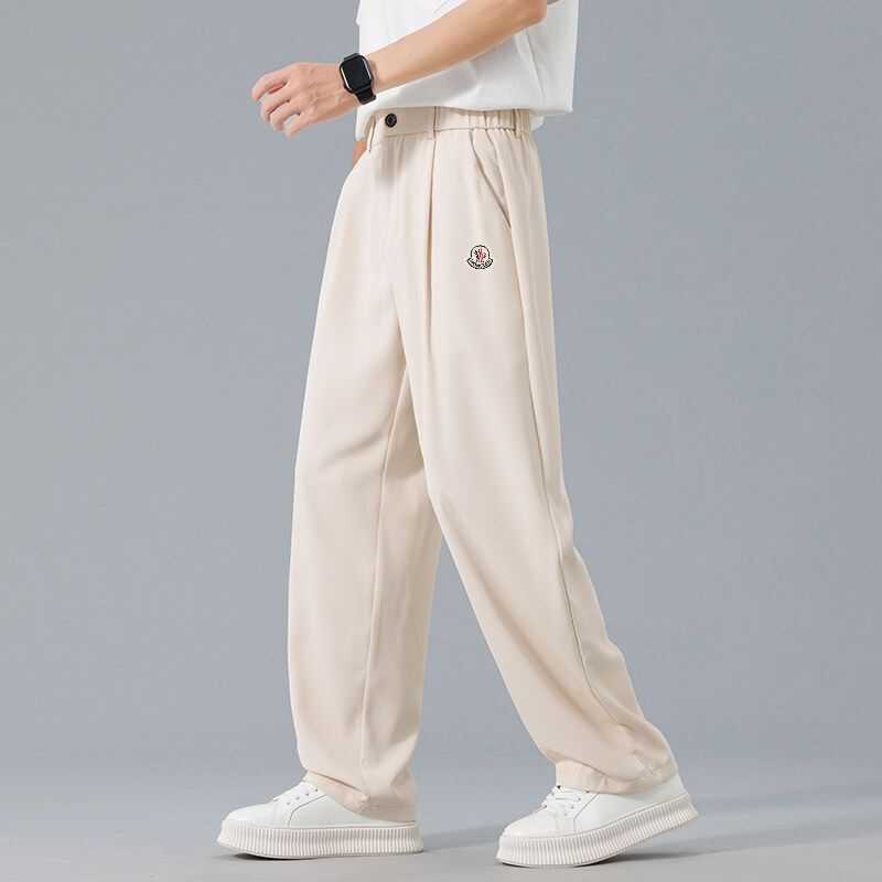 🛒购物价： 💰135。
MONCLER/蒙口夏季薄款冰丝休闲敞口休闲长裤。
采用莱卡纤维面料，做工干净简洁，3D立体剪裁，混织速干莱卡纤维面料，透气且冰感，上身舒服的很。超薄 超弹 速干休闲运动裤 弹力吸汉让你在健身跑步生活中灵活自如 难得的好货 婴儿般的顺滑手感 排气功能非常强 超级凉快 极度降温透气设计 上身超级好看 也可情侣穿搭都无压力 超值入手~~
颜色:米白  黑   棕
尺码：S—3XL