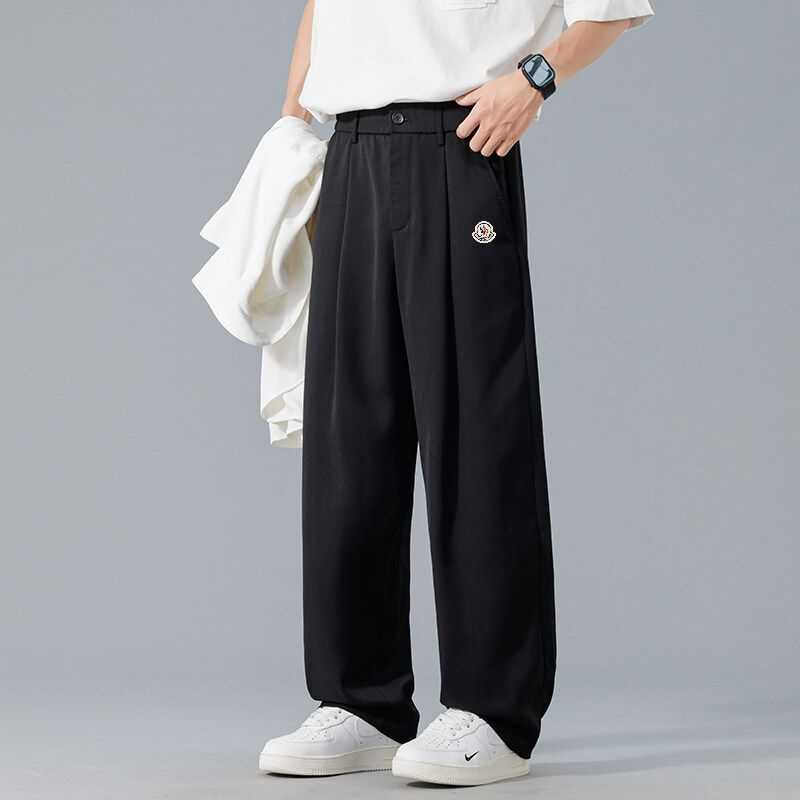🛒购物价： 💰135。
MONCLER/蒙口夏季薄款冰丝休闲敞口休闲长裤。
采用莱卡纤维面料，做工干净简洁，3D立体剪裁，混织速干莱卡纤维面料，透气且冰感，上身舒服的很。超薄 超弹 速干休闲运动裤 弹力吸汉让你在健身跑步生活中灵活自如 难得的好货 婴儿般的顺滑手感 排气功能非常强 超级凉快 极度降温透气设计 上身超级好看 也可情侣穿搭都无压力 超值入手~~
颜色:米白  黑   棕
尺码：S—3XL