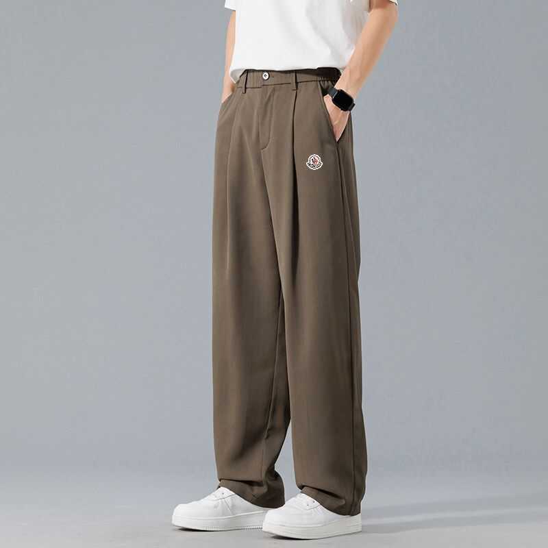 🛒购物价： 💰135。
MONCLER/蒙口夏季薄款冰丝休闲敞口休闲长裤。
采用莱卡纤维面料，做工干净简洁，3D立体剪裁，混织速干莱卡纤维面料，透气且冰感，上身舒服的很。超薄 超弹 速干休闲运动裤 弹力吸汉让你在健身跑步生活中灵活自如 难得的好货 婴儿般的顺滑手感 排气功能非常强 超级凉快 极度降温透气设计 上身超级好看 也可情侣穿搭都无压力 超值入手~~
颜色:米白  黑   棕
尺码：S—3XL