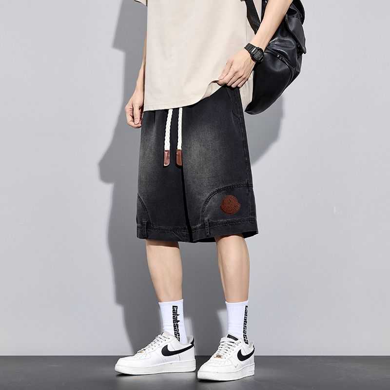  💰120。
MONCLER/蒙口夏季轻薄透气立体休闲宽松莱赛尔天丝牛仔短裤。
采用莱赛尔天丝面料（莱赛尔63%，25%聚酯纤维，12%粘纤），冰丝垂感，上身一眼炸 必须来一条万能百搭神裤 透气 炒鸡酷！！！ 高级莱赛尔天丝牛仔面料 大厂做工 质量很棒 高街感直接拉满  闭眼入！！！ 版型宽松非常百搭立体剪裁显腿长  男女情侣款！可轻松驾驭多种搭配！！！
颜色：黑    天蓝   黄泥
尺码：M-4XL