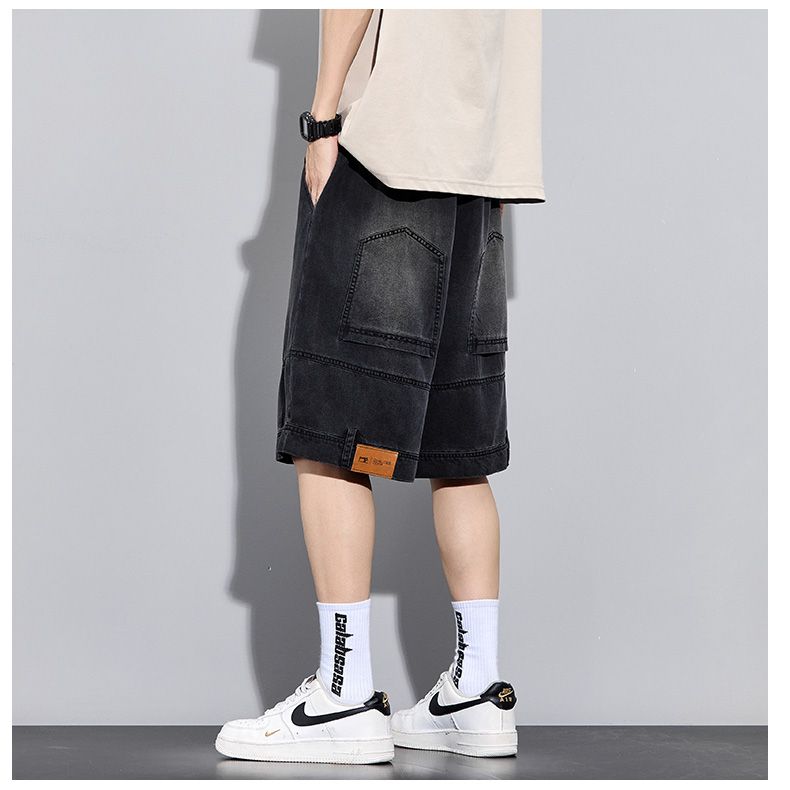 💰120。
MONCLER/蒙口夏季轻薄透气立体休闲宽松莱赛尔天丝牛仔短裤。
采用莱赛尔天丝面料（莱赛尔63%，25%聚酯纤维，12%粘纤），冰丝垂感，上身一眼炸 必须来一条万能百搭神裤 透气 炒鸡酷！！！ 高级莱赛尔天丝牛仔面料 大厂做工 质量很棒 高街感直接拉满  闭眼入！！！ 版型宽松非常百搭立体剪裁显腿长  男女情侣款！可轻松驾驭多种搭配！！！
颜色：黑    天蓝   黄泥
尺码：M-4XL