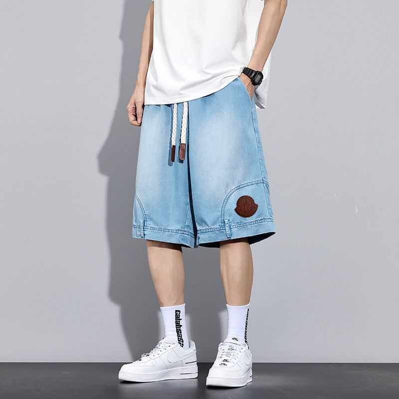  💰120。
MONCLER/蒙口夏季轻薄透气立体休闲宽松莱赛尔天丝牛仔短裤。
采用莱赛尔天丝面料（莱赛尔63%，25%聚酯纤维，12%粘纤），冰丝垂感，上身一眼炸 必须来一条万能百搭神裤 透气 炒鸡酷！！！ 高级莱赛尔天丝牛仔面料 大厂做工 质量很棒 高街感直接拉满  闭眼入！！！ 版型宽松非常百搭立体剪裁显腿长  男女情侣款！可轻松驾驭多种搭配！！！
颜色：黑    天蓝   黄泥
尺码：M-4XL