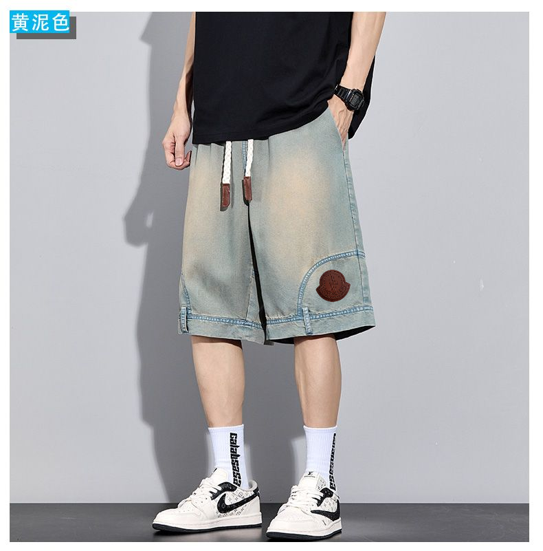  💰120。
MONCLER/蒙口夏季轻薄透气立体休闲宽松莱赛尔天丝牛仔短裤。
采用莱赛尔天丝面料（莱赛尔63%，25%聚酯纤维，12%粘纤），冰丝垂感，上身一眼炸 必须来一条万能百搭神裤 透气 炒鸡酷！！！ 高级莱赛尔天丝牛仔面料 大厂做工 质量很棒 高街感直接拉满  闭眼入！！！ 版型宽松非常百搭立体剪裁显腿长  男女情侣款！可轻松驾驭多种搭配！！！
颜色：黑    天蓝   黄泥
尺码：M-4XL