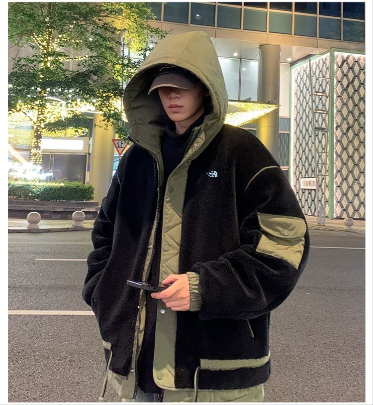 💰300。The North face/北面冬季新款宽松加厚羊羔绒棉衣保暖面包服。
外套拉链开衫棉衣纯色简约风网红小红书ins力荐女神男神轻松驾驭！宽松版型
冬季连帽情侣男女同款保暖抗寒万针刺绣logo
韩国专柜人气款！秋冬新款连帽两面穿羊羔毛情侣棉服外套！一面是防风的棉服面料  一面是厚实的羊羔毛！ ins小红书超多推荐！面料采用超级厚实的羊羔绒 手感非常好
！可搭配多种风格！正反面都可以穿！相当于花一件衣服的钱两件衣服 出门必备 保暖又防风 ！宽松版型 不挑身材穿 可配情侣！三标齐全完美品质！力荐！
颜色：黑色   白色
尺码：M&mdash;3XL