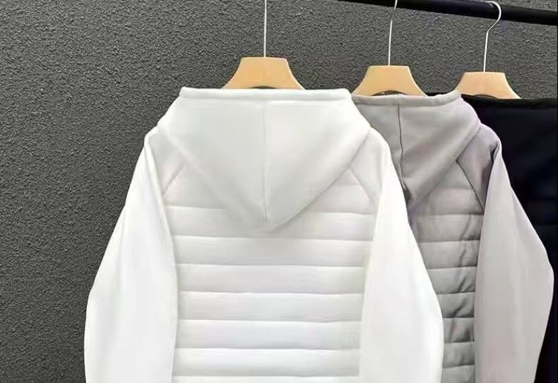 💰230。KALLAS/凯乐石冬季新款情侣款排骨款连帽轻薄羽绒棉衣拉链外套。
面料采用400D加密防水防风处理 ，袖口与下摆运用高氨纶螺纹不变形 ，不起球。
加厚160G绗缝羽绒棉保暖 不臃肿
潮味十足 潮流百搭 男女皆可驾驭 
颜色：黑   白   灰
尺码：M&mdash;3XL