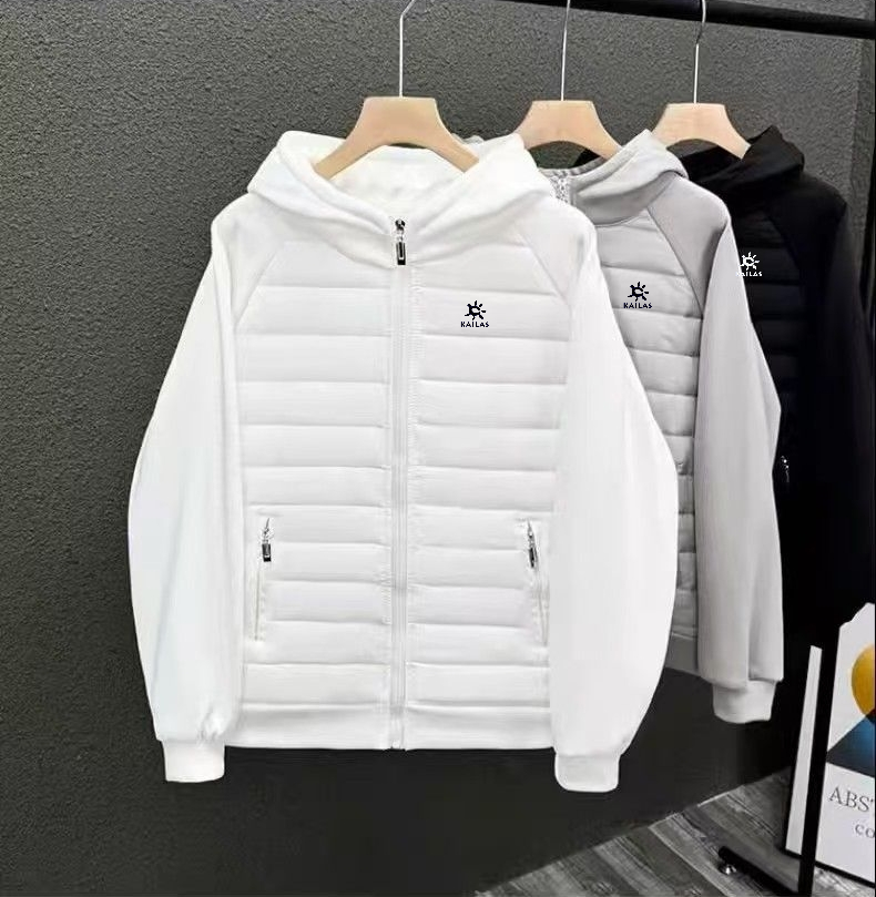 💰230。KALLAS/凯乐石冬季新款情侣款排骨款连帽轻薄羽绒棉衣拉链外套。
面料采用400D加密防水防风处理 ，袖口与下摆运用高氨纶螺纹不变形 ，不起球。
加厚160G绗缝羽绒棉保暖 不臃肿
潮味十足 潮流百搭 男女皆可驾驭 
颜色：黑   白   灰
尺码：M&mdash;3XL