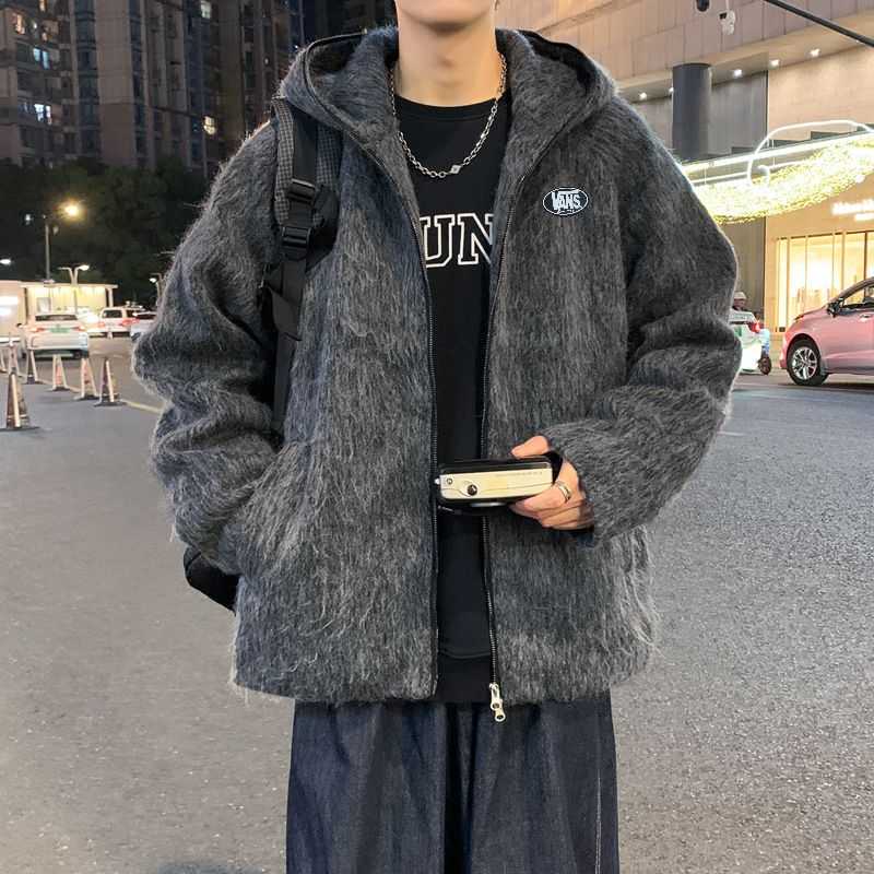 💰280。VANS/万斯冬季新款加厚毛呢连帽外套 经典刺绣logo 男女同款 小红书推荐 抖音网红上身保暖毛呢加棉棉衣外套 温暖防风 时尚美光 简约配色 保暖易搭 休闲版型宽松秋冬必备的一款户外外套 搭配情侣款 男女均可驾驭 
颜色：黑色   杏色   深灰   
尺码：M&mdash;3XL