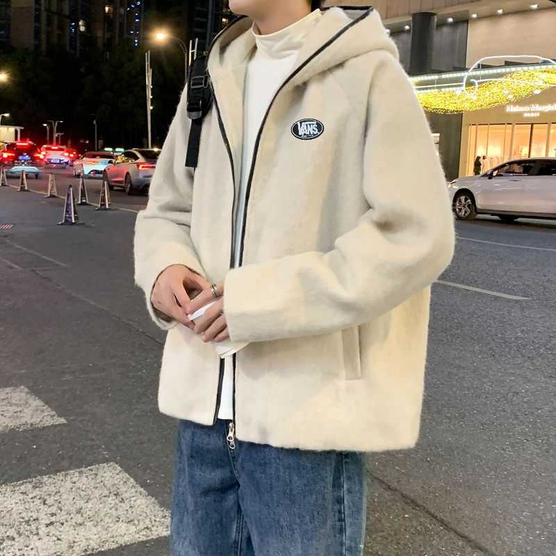 💰280。VANS/万斯冬季新款加厚毛呢连帽外套 经典刺绣logo 男女同款 小红书推荐 抖音网红上身保暖毛呢加棉棉衣外套 温暖防风 时尚美光 简约配色 保暖易搭 休闲版型宽松秋冬必备的一款户外外套 搭配情侣款 男女均可驾驭 
颜色：黑色   杏色   深灰   
尺码：M&mdash;3XL