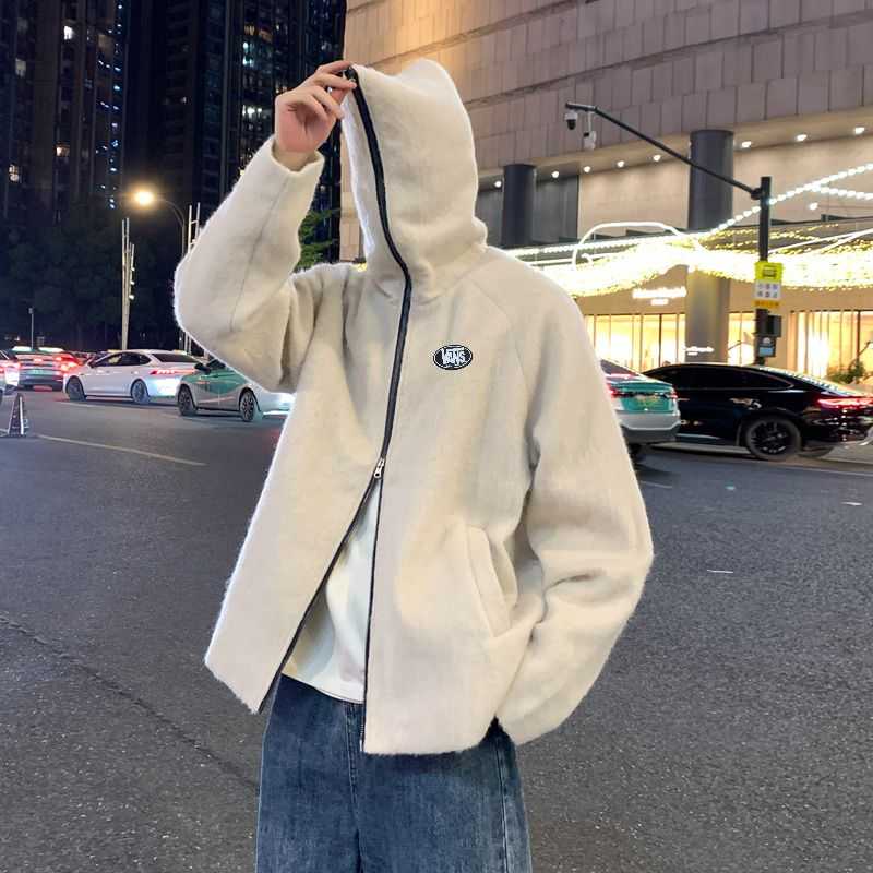 💰280。VANS/万斯冬季新款加厚毛呢连帽外套 经典刺绣logo 男女同款 小红书推荐 抖音网红上身保暖毛呢加棉棉衣外套 温暖防风 时尚美光 简约配色 保暖易搭 休闲版型宽松秋冬必备的一款户外外套 搭配情侣款 男女均可驾驭 
颜色：黑色   杏色   深灰   
尺码：M&mdash;3XL