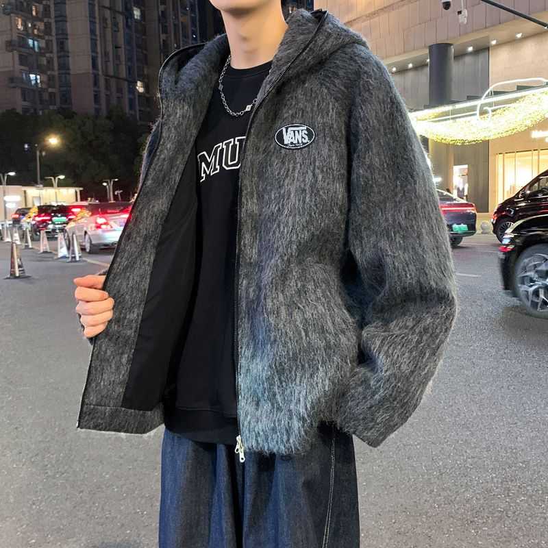 💰280。VANS/万斯冬季新款加厚毛呢连帽外套 经典刺绣logo 男女同款 小红书推荐 抖音网红上身保暖毛呢加棉棉衣外套 温暖防风 时尚美光 简约配色 保暖易搭 休闲版型宽松秋冬必备的一款户外外套 搭配情侣款 男女均可驾驭 
颜色：黑色   杏色   深灰   
尺码：M&mdash;3XL