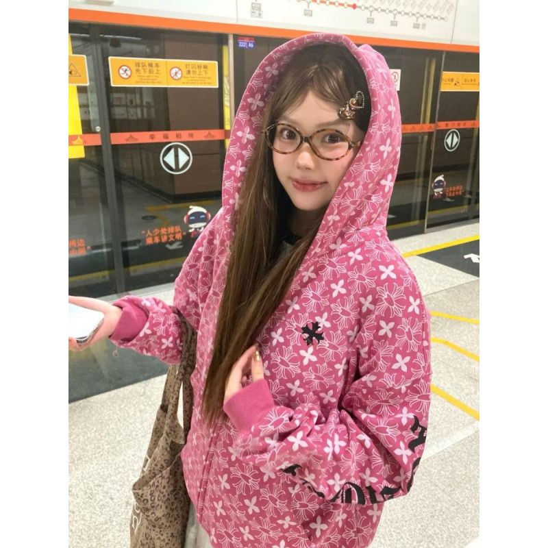 💰220。Chrome Hearts/克罗心海外情侣款户外满印十字架连帽运动外套开衫。
经典高品质情侣加绒加厚连帽开衫，连帽开衫设计是功能性很强的一款外套，胸前刺绣十字架  logo，高端定制材质，通体纯色设计简约不简单，上身效果非常棒！男女都可以驾驭
颜色：玫红
尺码：M&mdash;2XL