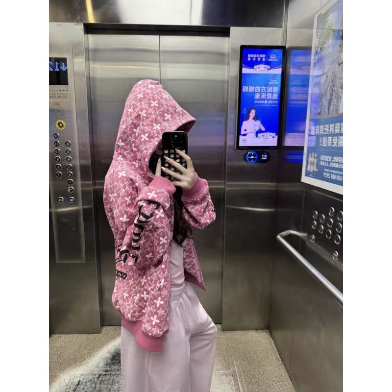 💰220。Chrome Hearts/克罗心海外情侣款户外满印十字架连帽运动外套开衫。
经典高品质情侣加绒加厚连帽开衫，连帽开衫设计是功能性很强的一款外套，胸前刺绣十字架  logo，高端定制材质，通体纯色设计简约不简单，上身效果非常棒！男女都可以驾驭
颜色：玫红
尺码：M&mdash;2XL