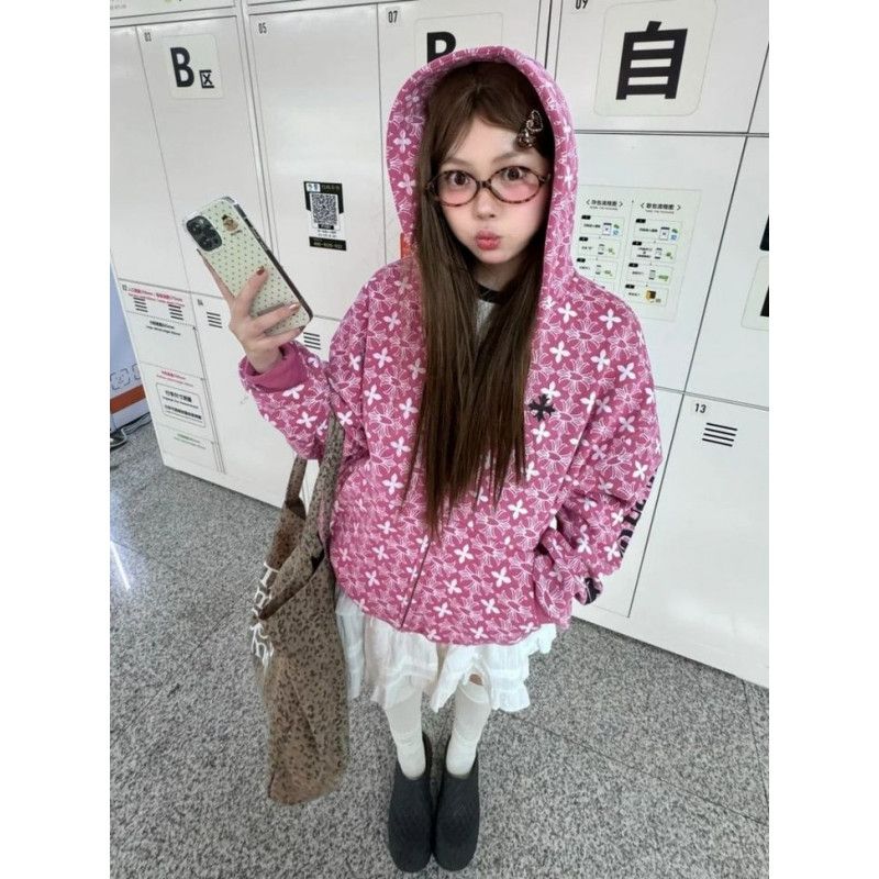 💰220。Chrome Hearts/克罗心海外情侣款户外满印十字架连帽运动外套开衫。
经典高品质情侣加绒加厚连帽开衫，连帽开衫设计是功能性很强的一款外套，胸前刺绣十字架  logo，高端定制材质，通体纯色设计简约不简单，上身效果非常棒！男女都可以驾驭
颜色：玫红
尺码：M&mdash;2XL