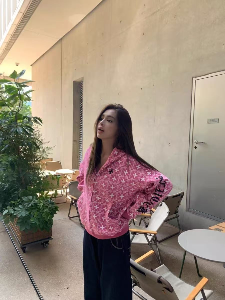 💰220。Chrome Hearts/克罗心海外情侣款户外满印十字架连帽运动外套开衫。
经典高品质情侣加绒加厚连帽开衫，连帽开衫设计是功能性很强的一款外套，胸前刺绣十字架  logo，高端定制材质，通体纯色设计简约不简单，上身效果非常棒！男女都可以驾驭
颜色：玫红
尺码：M&mdash;2XL