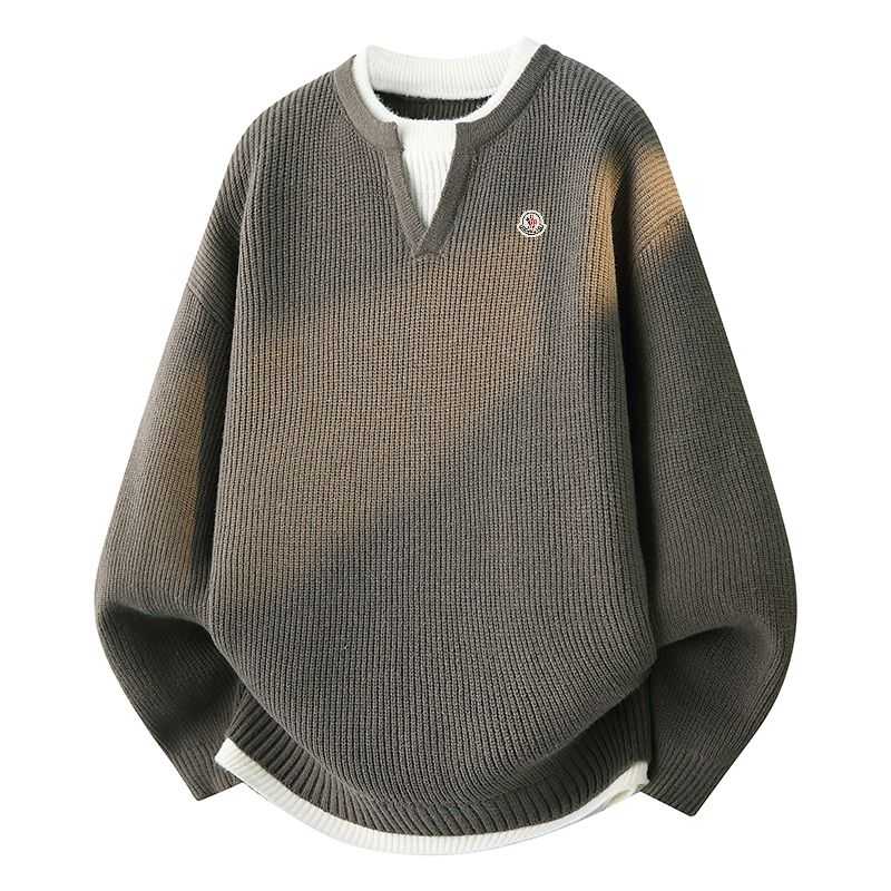 💰185。MONCLER/蒙口秋冬情侣款宽松复古休闲百搭长袖假两件拼接圆领慵懒针织毛衣。
采用新型针织面料，健康舒适。翻领拼接设计，开衫设计是功能性很强的一款外套，非常舒适、方便。胸前刺绣小logo，高端定制材质，上身效果非常棒！男女都可以驾驭
颜色：黑  灰  深蓝  卡其
尺码：M&mdash;4XL