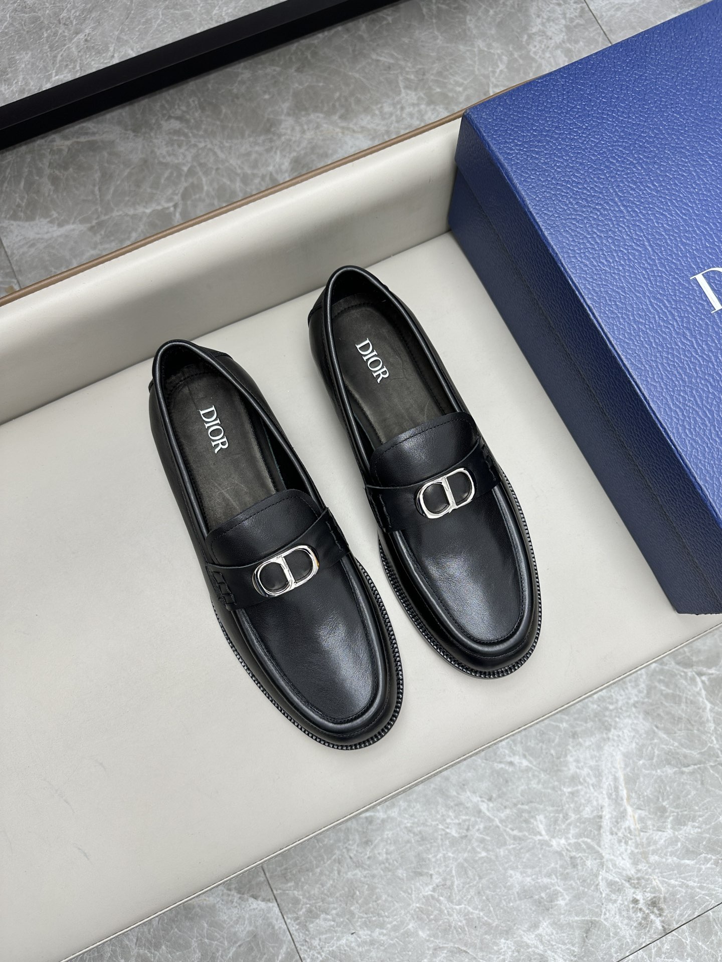 Dior 迪奥男士皮鞋 - 小牛皮製、シンプルでエレガントなデザイン