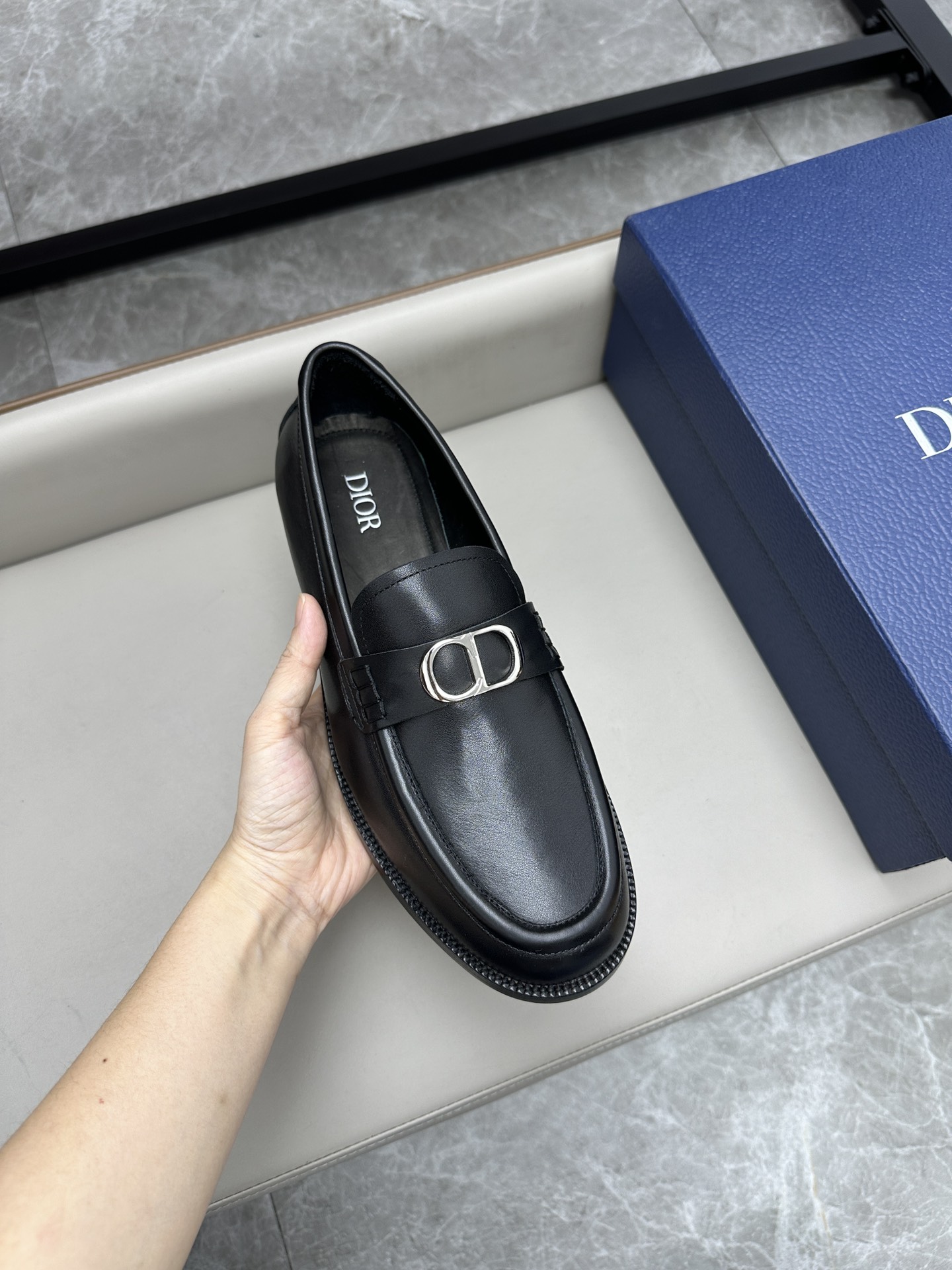 Dior 迪奥男士皮鞋 - 小牛皮製、シンプルでエレガントなデザイン