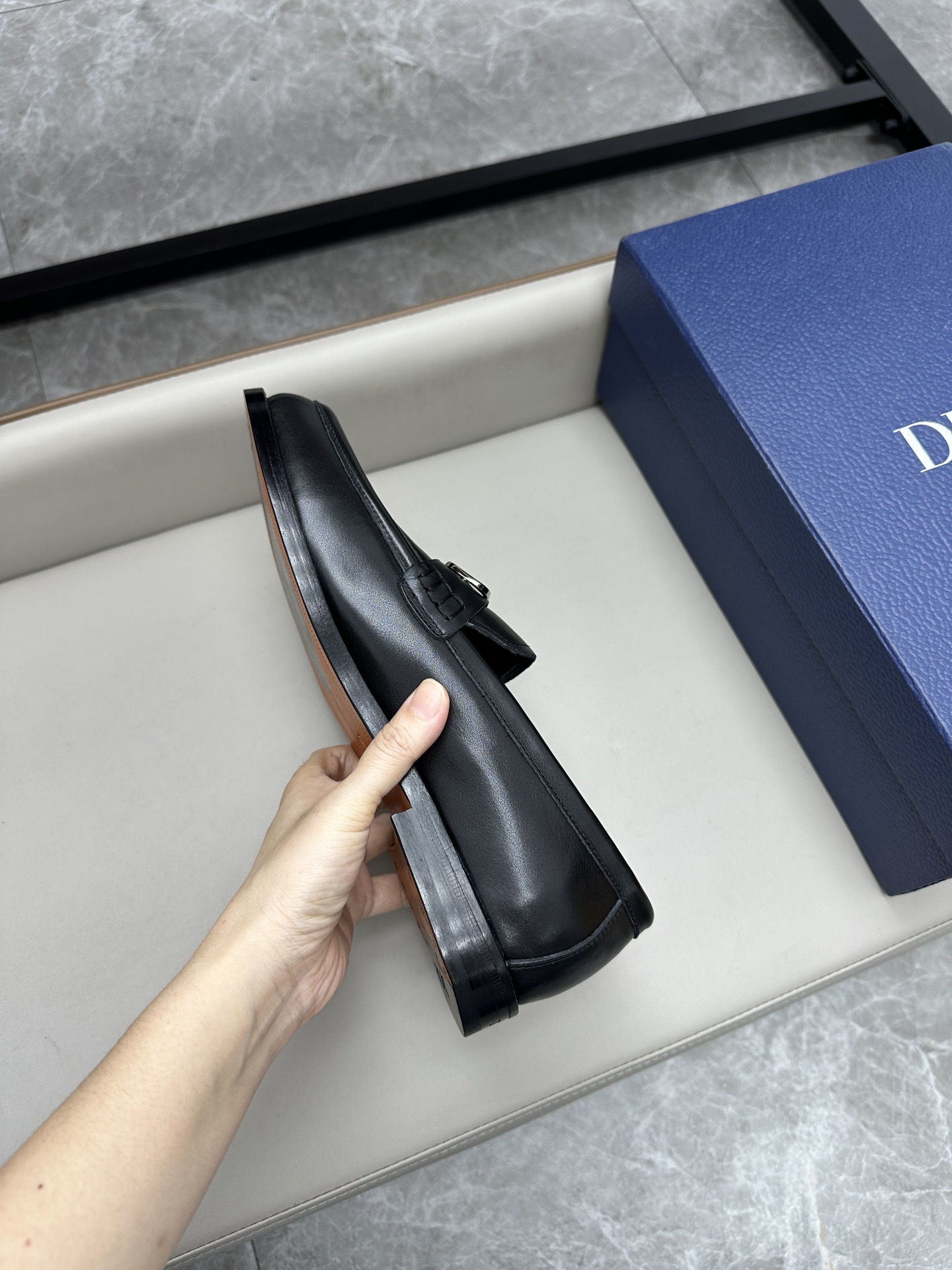 Dior 迪奥男士皮鞋 - 小牛皮製、シンプルでエレガントなデザイン