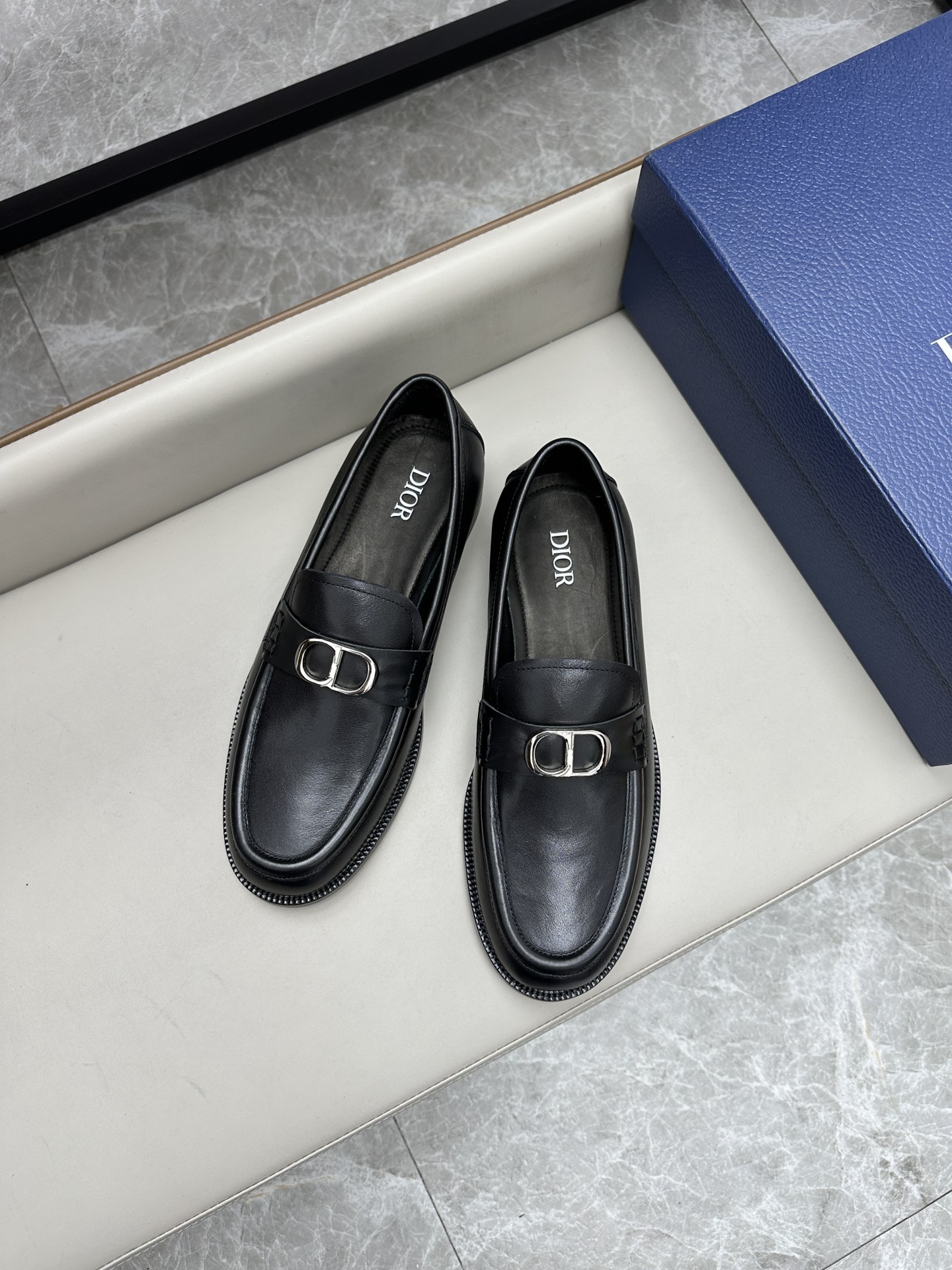 Dior 迪奥男士皮鞋 - 小牛皮製、シンプルでエレガントなデザイン